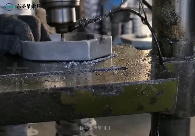 需要根據(jù)作業(yè)環(huán)境來(lái)選擇合適的防墜裝置